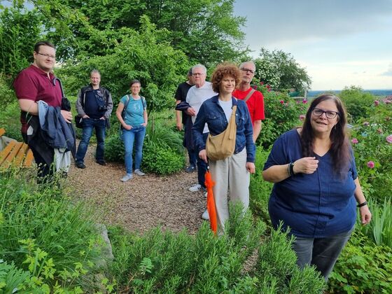 Ein Besuch im Kräutergarten des Heimatvereins mit Ortsvorsteherin Karin Feist (3.v.L.) und Elke Gottschall (rechts)