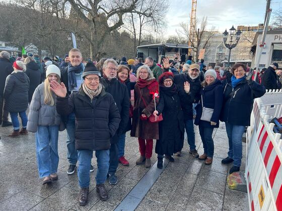 Mitglieder des Ortsvereins nach der Demo auf der Fieserbrücke